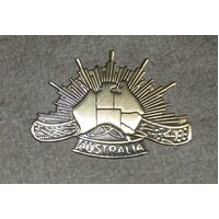 MAP OF AUSTRALIA TOURIST RISING SUN HAT BADGE