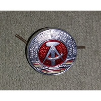 EAST GERMAN CAP BADGE SOLDAT