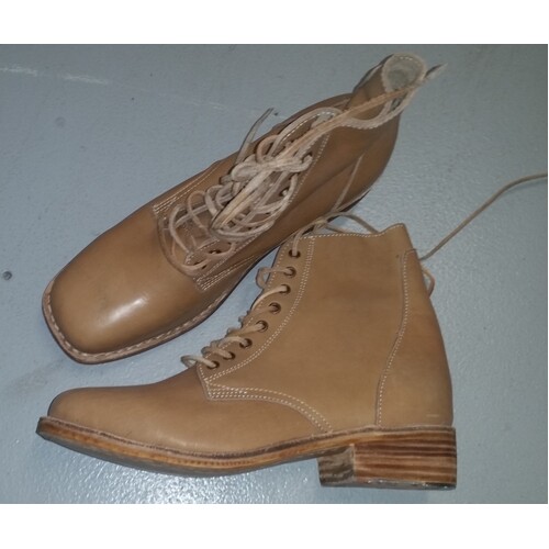 AUSTRALIAN AIF WW1 - WW2 TAN LEATHER BOOTS